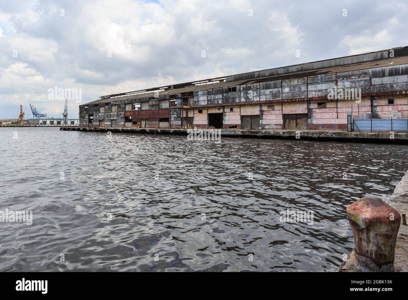 Lagergebäude und Docks in der Nähe des Fähren- und Kreuzfahrtterminals von Havanna, Hafen von Havanna, Kuba Stockfoto