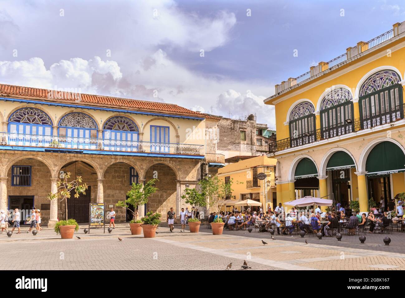 La Plaza Vieja Platz in der Altstadt von Havanna, Menschen in Cafés, restaurierte Architektur und historische Gebäude, Havanna, Kuba Stockfoto