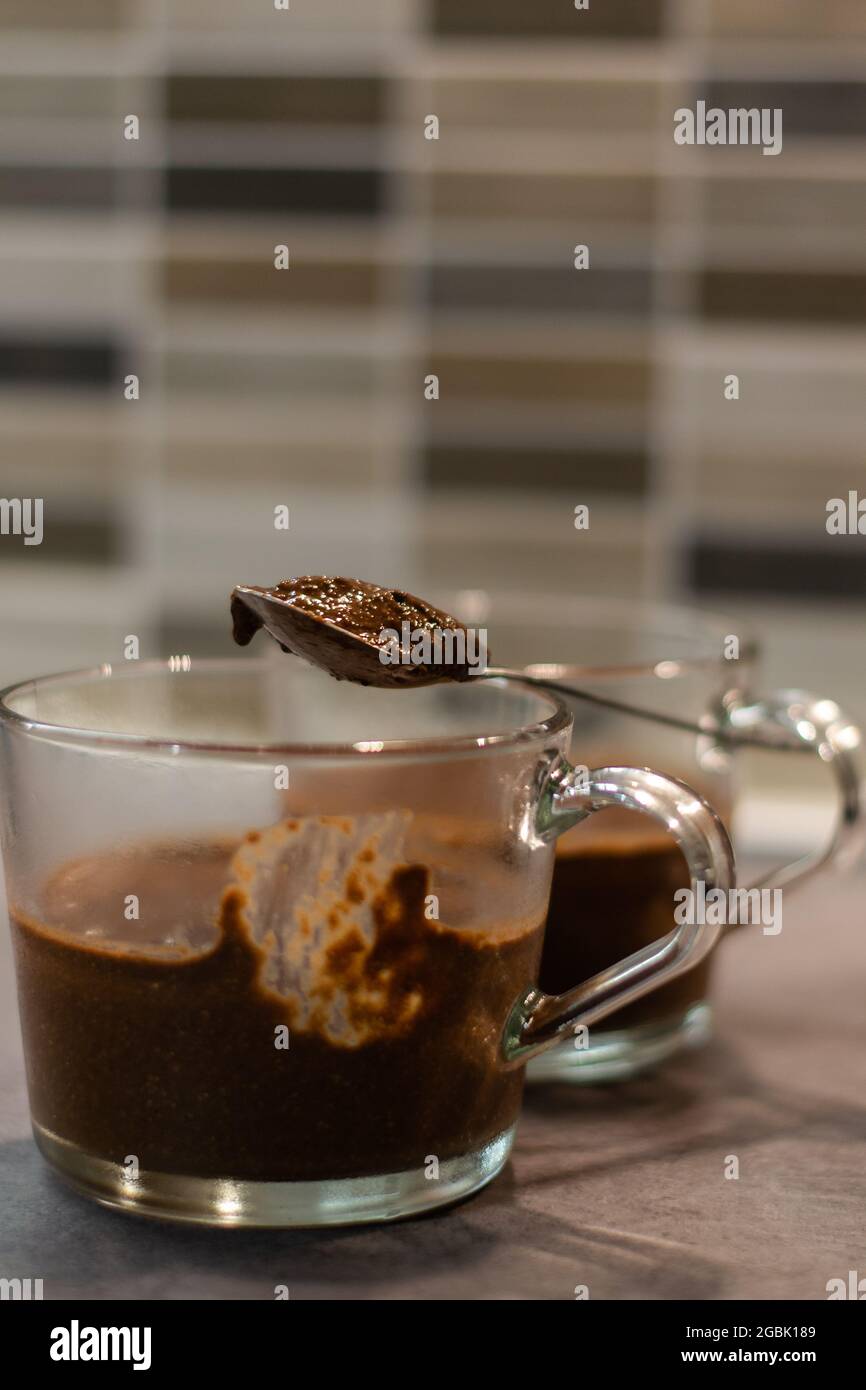 Vertikale Aufnahme von zwei Tassen mit Schokoladenmousse Stockfoto