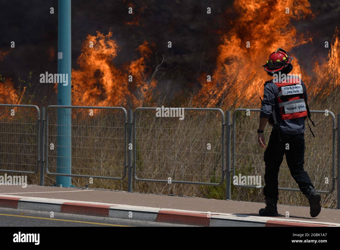 (210804) -- KIRYAT SHMONA, 4. August 2021 (Xinhua) -- AM 4. August 2021 WURDE IN der Nähe der nordisraelischen Stadt Kiryat Shmona ein Feuer durch Raketen aus dem Libanon auf Israel ausgelöst. Israel sagte am Mittwoch, dass es drei Artillerierunden auf den Libanon abgefeuert habe, nachdem zuvor drei Raketen von dort abgefeuert worden waren. (Ayal Margolin/JINI über Xinhua) Stockfoto