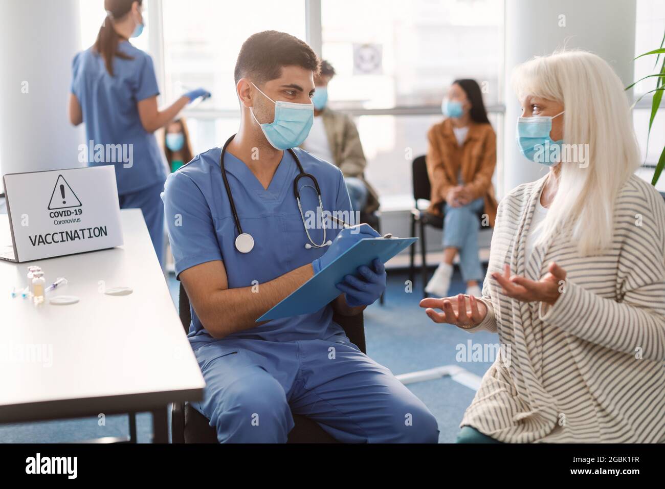Arzt Im Gespräch Mit Einer Älteren Patientin Vor Der Verabredung Im Krankenhaus Stockfoto