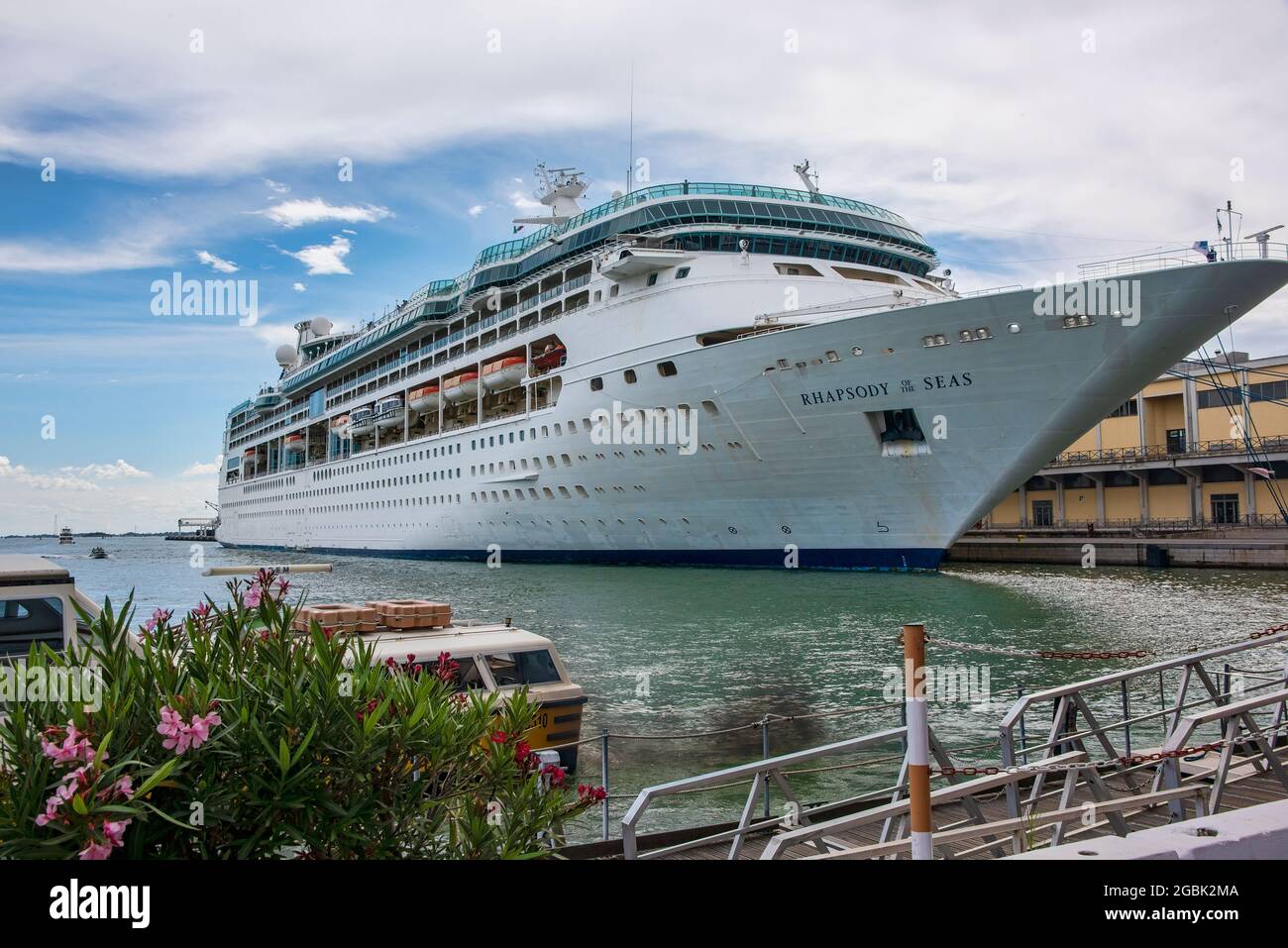 Venedig, Italien - 13. Juni 2016: Rhapsody of the Seas, Kreuzschiff aus der Royal Caribbean, vor Anker für den Tag in Port Venice, Italien. Stockfoto