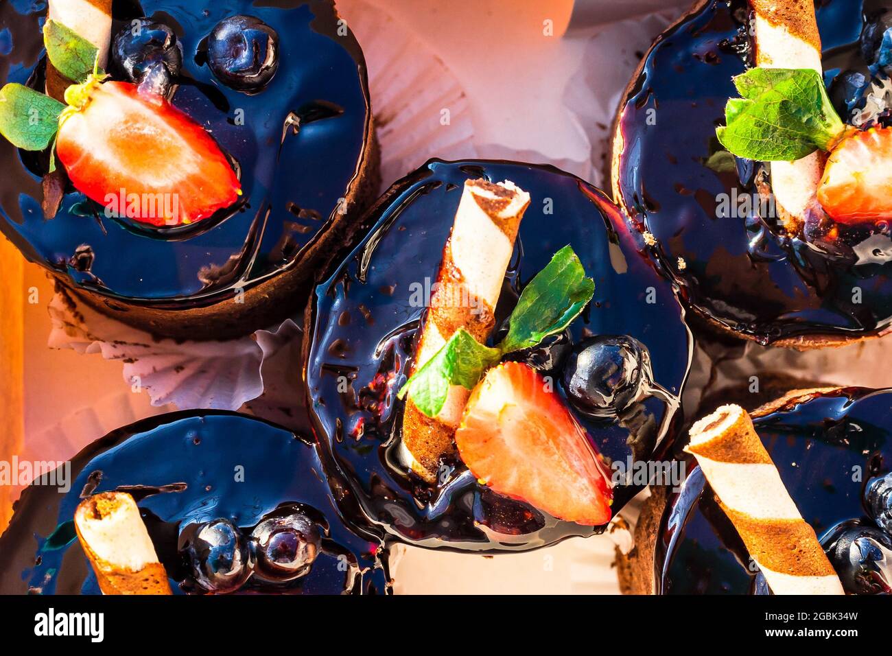 Schokoladen-Mousse-Kuchen mit Erdbeere und Schokoladenstab verziert. Stockfoto