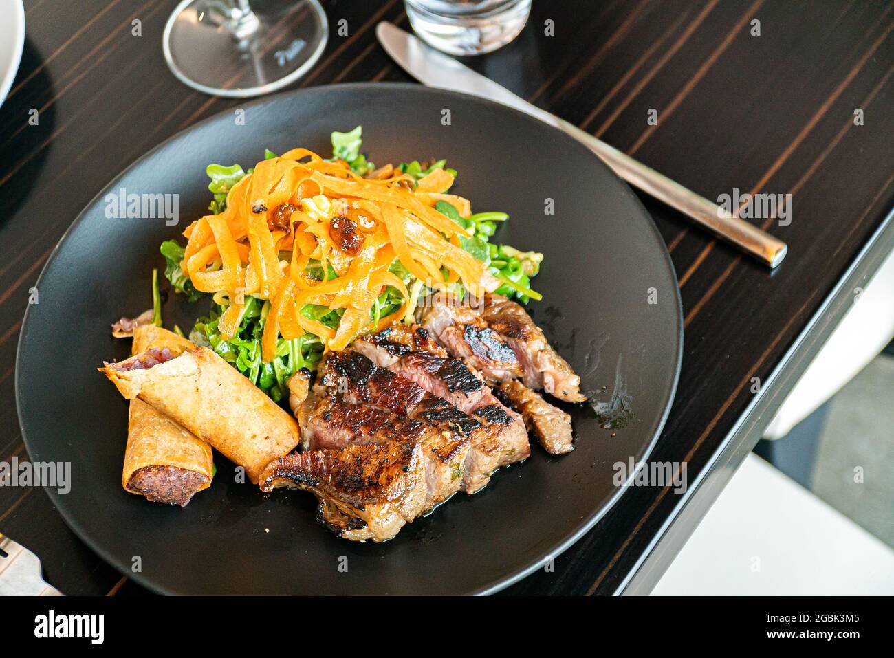 Gegrillter New Yorker Steaksalat Stockfoto