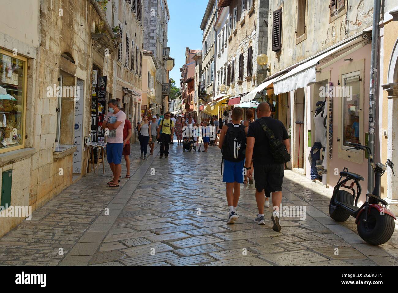 Porec, Kroatien - 10. Juli 2021. Eine Straße voller Geschäfte und Touristen in der historischen mittelalterlichen Küstenstadt Porec in Istrien, Kroatien Stockfoto