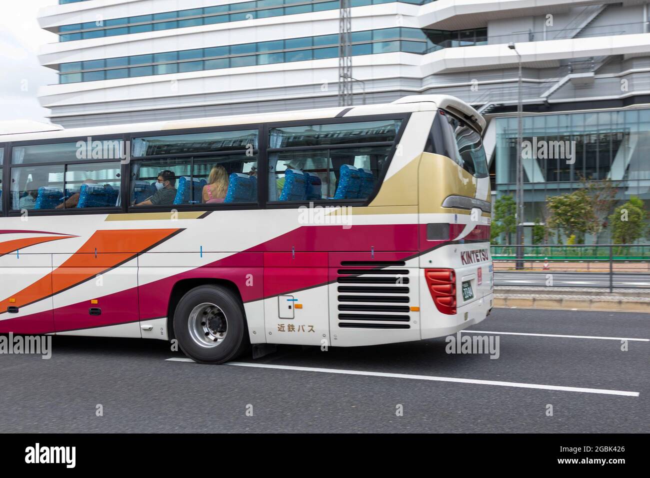 Tokio, Japan. Juli 2021. Die Athleten sahen einen Bus, der zum Olympischen Dorf in Tokio fuhr. Kredit: SOPA Images Limited/Alamy Live Nachrichten Stockfoto