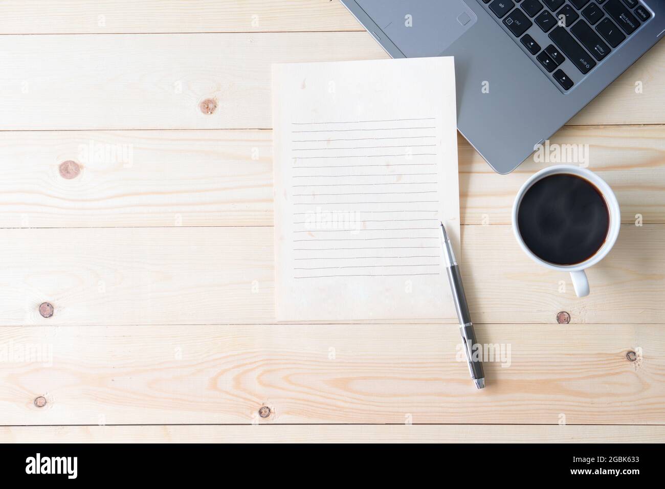 Modern Information Medium und Kaffee auf dem Tisch Stockfoto