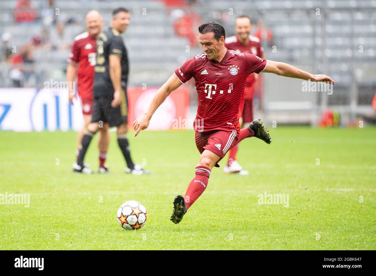 München, Deutschland. August 2021. Fußball: Bundesliga, Mannschaftsvorstellung und Training des FC Bayern in der Allianz Arena vor Saisonbeginn. Piotr Trochowski, ehemaliger deutscher Fußballspieler, tritt im Spiel der Legenden den Ball. Quelle: Matthias Balk/dpa/Alamy Live News Stockfoto