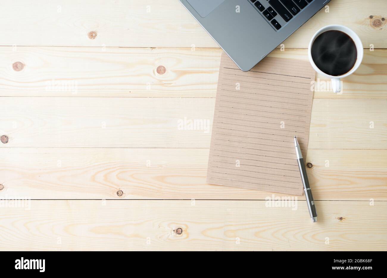 Modern Information Medium und Kaffee auf dem Tisch Stockfoto