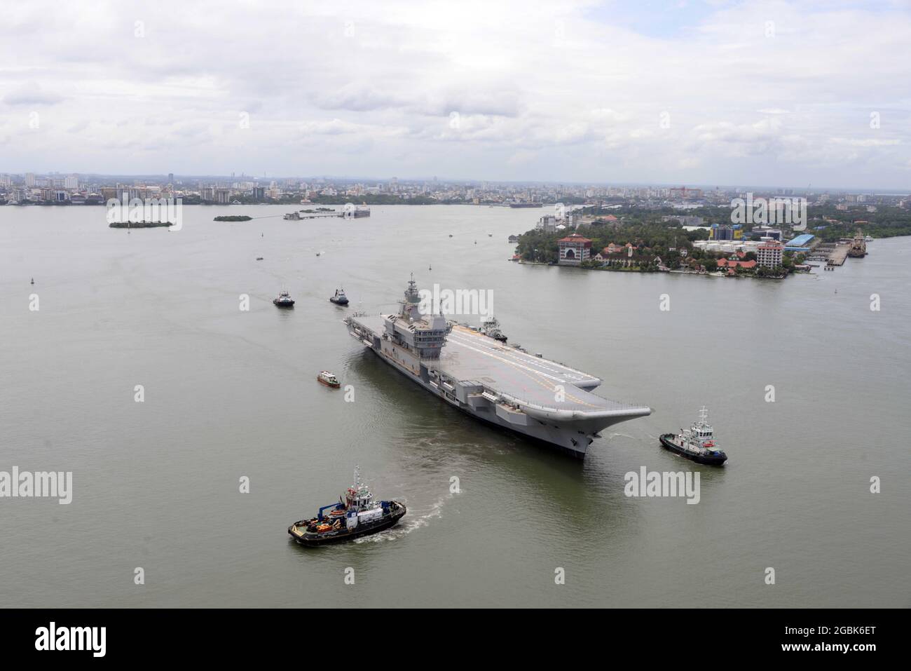 (210804) -- KOCHI, 4. August 2021 (Xinhua) -- Indiens erster einheimisch entworfener und gebauter Flugzeugträger Vikrant beginnt seine Probefahrt vor der Küste von Kochi im südlichen Bundesstaat Kerala, Indien, am 4. August 2021. Der Flugzeugträger ist das größte Kriegsschiff des Landes mit einer Verdrängung von rund 40,000 Tonnen. Er ist 262 Meter lang, 62 Meter am breitesten Teil und 59 Meter hoch, einschließlich des Aufbaus. (UNI über Xinhua) Stockfoto