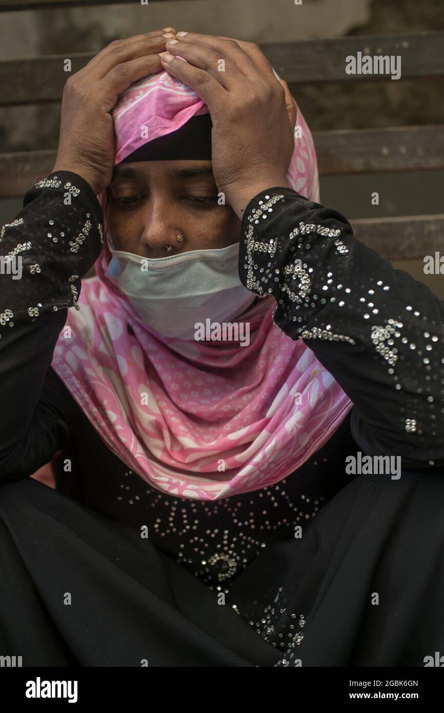 Dhaka, Bangladesch, 4. August 2021: Eine Frau beklagt sich vor dem Krankenhaus des Dhaka Medical College, nachdem sie die Leiche ihrer Verwandten erhalten hat, die bei einem Feuer in der Fabrik von Hashem Foods in Narayanganjs Rupganj, einem Vorort von Dhaka, ihr Leben verloren haben. Kredit: Sazzad Hossain / Eyepix Gruppe/Alamy Live Nachrichten Stockfoto