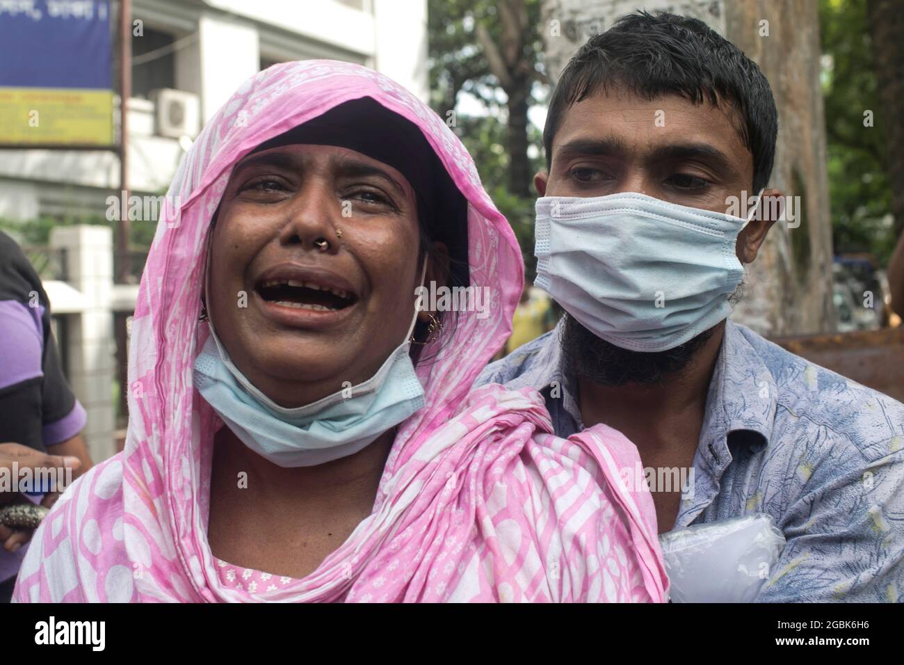 Dhaka, Bangladesch, 4. August 2021: Eine Frau beklagt sich vor dem Krankenhaus des Dhaka Medical College, nachdem sie die Leiche ihrer Verwandten erhalten hat, die bei einem Feuer in der Fabrik von Hashem Foods in Narayanganjs Rupganj, einem Vorort von Dhaka, ihr Leben verloren haben. Kredit: Sazzad Hossain / Eyepix Gruppe/Alamy Live Nachrichten Stockfoto