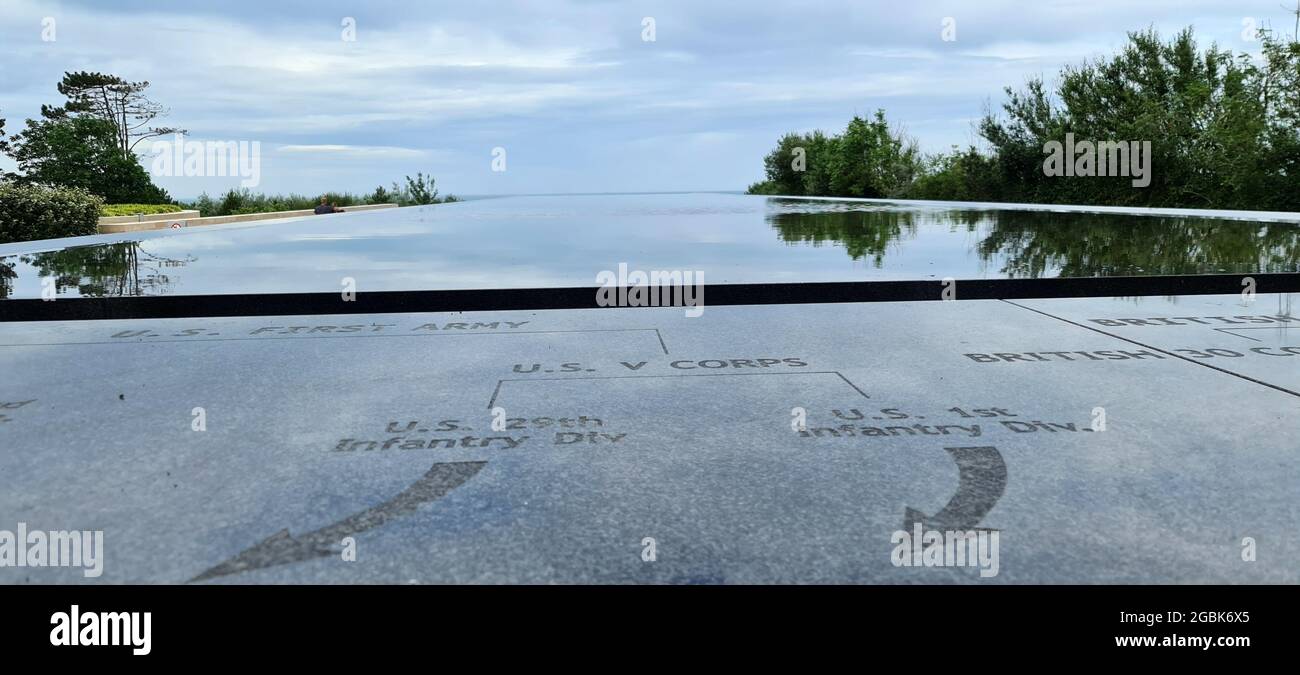 Karte in einem Stein auf dem amerikanischen Friedhof in der Normandie, Frankreich Stockfoto