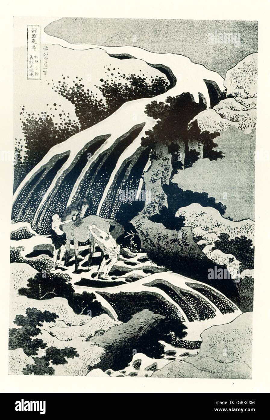 Dieses Bild aus dem Jahr 1920 zeigt: Den Yoshitsune-Wasserfall, der von Zen Hokusai I-Itsu signiert wurde. Es ist auf einer der 'Wasserfall'-Serien zu sehen. 1820 änderte Hokusai seinen Namen von Taito in Iitsu. 1824 begann er, Grafiken als „‘Iitsu, vormals Hokusai“ (Zen Hokusai Iitsu hitsu) zu unterzeichnen, und so unterzeichnete er die meisten seiner Drucke bis 3/1834, als er einen neuen Namen, Manji, annahm, den er für den Rest seiner beruflichen Karriere verwendete. Dieser Holzschnitt wurde um 1832 erstellt. Die Signatur lautet: Zen Hokusai Iitsu hitsu Stockfoto