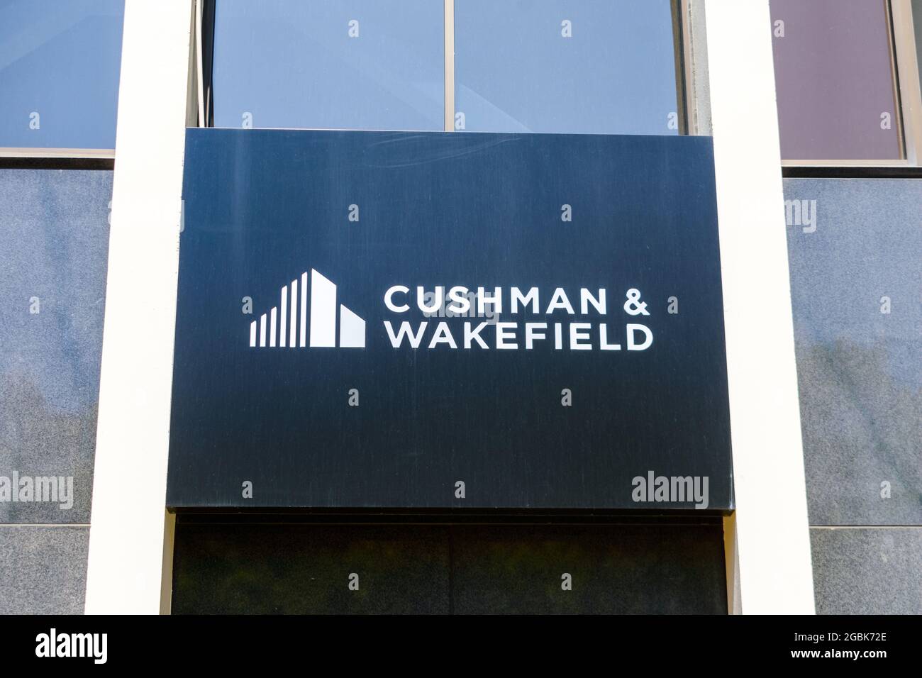 Cushman und Wakefield unterzeichnen an der Bürofassade eines amerikanischen Unternehmens für gewerbliche Immobiliendienstleistungen. - Palo Alto, Kalifornien, USA - 2021 Stockfoto
