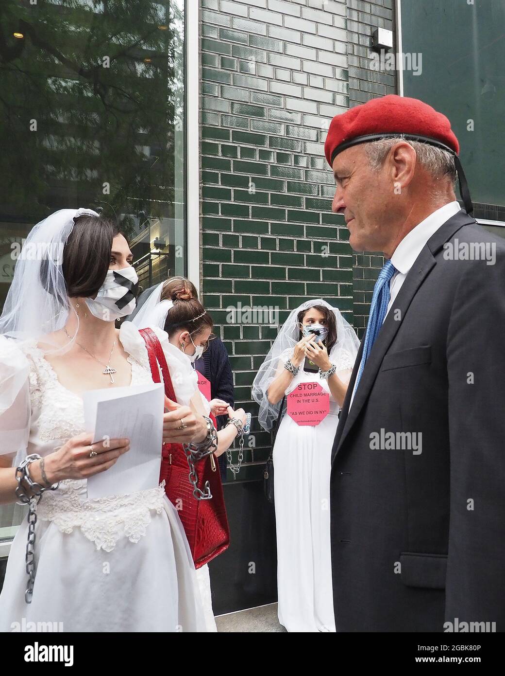 New York, New York, USA. August 2021. Curtis Sliwa, republikanischer Bürgermeisterkandidat für New York City, spricht am 04. August 2021 mit einem Mitglied der End Child Marriage Group vor dem Büro des New Yorker Gouverneurs Andrew Cuomo in New York. Sliwa forderte GovernorÂ Andrew Cuomo auf, inmitten der reportÂ des Generalanwalts, die Vorwürfe, dass der Gouverneur Frauen sexuell belästigt hatte, abzutreten. (Bild: © Debra L. Rothenberg/ZUMA Press Wire) Stockfoto