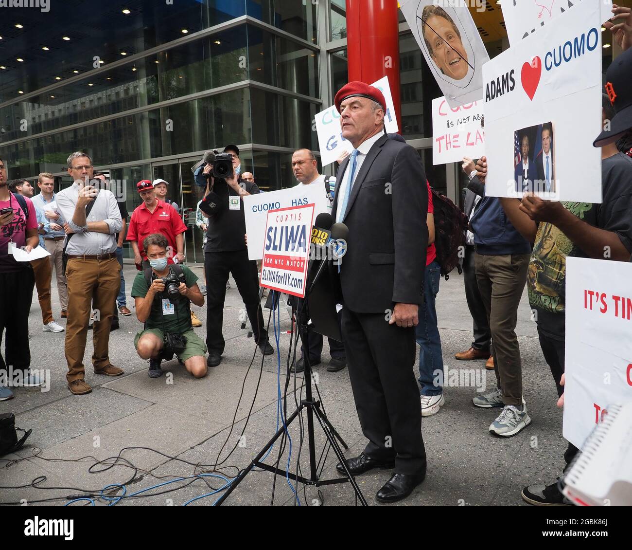 New York, New York, USA. August 2021. Curtis Sliwa, republikanischer Bürgermeisterkandidat für New York City, spricht am Mittwoch, den 4. August 2021, vor dem Büro des New Yorker Gouverneurs Andrew Cuomo in New York. Sliwa forderte GovernorÂ Andrew Cuomo auf, inmitten der reportÂ des Generalanwalts, die Vorwürfe, dass der Gouverneur Frauen sexuell belästigt hatte, abzutreten. (Bild: © Debra L. Rothenberg/ZUMA Press Wire) Stockfoto