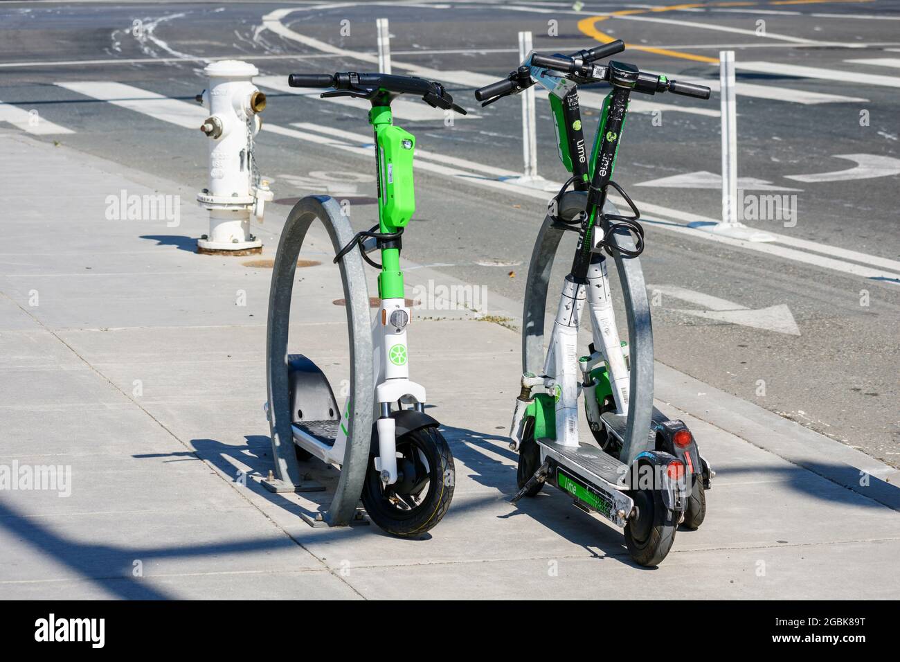 Drei geparkte Lime Elektroroller Vermietungen. Ride Sharing Lime  Elektroroller auf Bürgersteig gesperrt. - San Francisco, Kalifornien, USA -  2021 Stockfotografie - Alamy