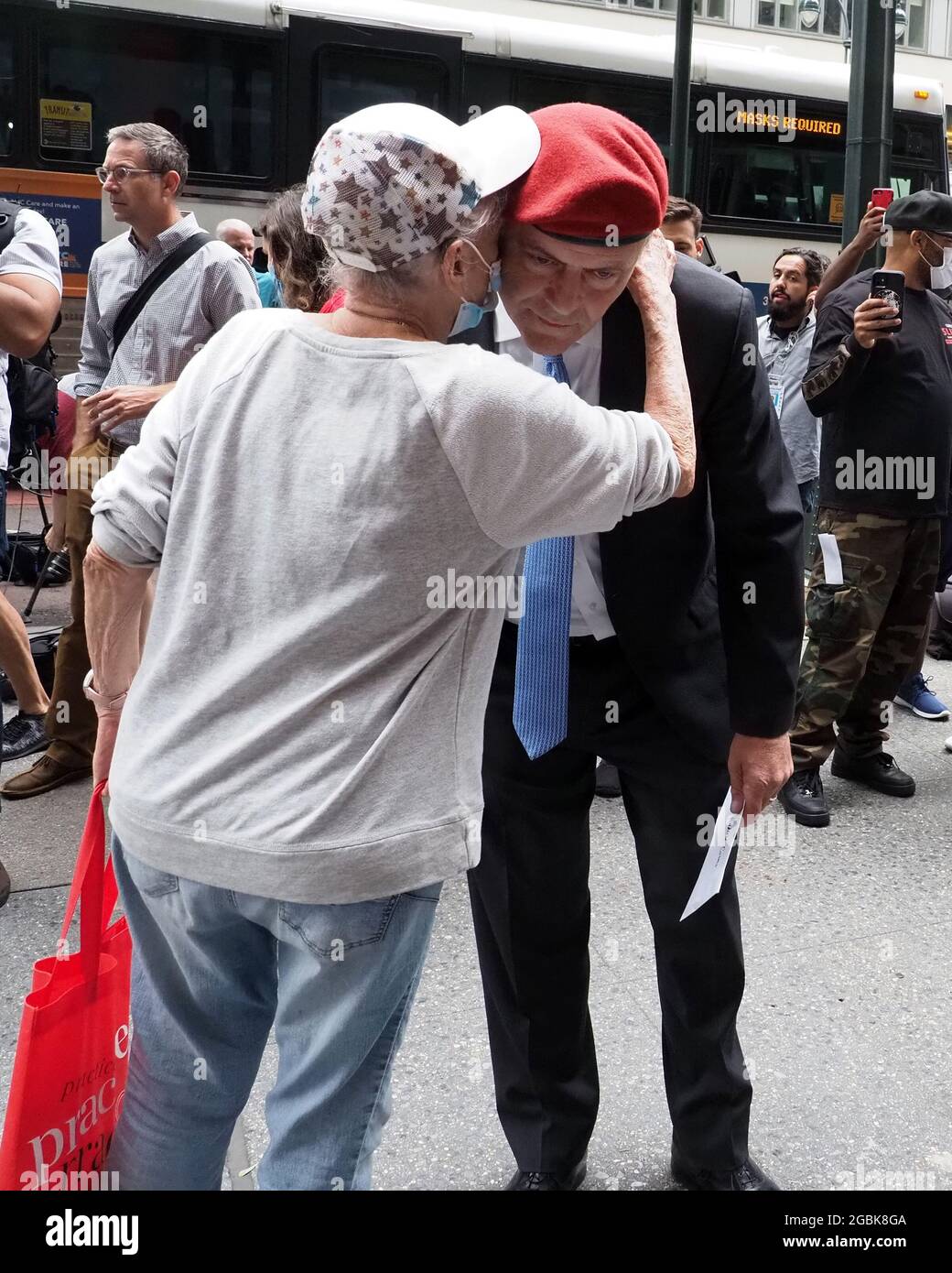 New York, New York, USA. August 2021. Curtis Sliwa, republikanische Bürgermeisterin für New York City, spricht am Mittwoch, den 4. August 2021, mit einer Frau vor dem Büro des New Yorker Gouverneurs Andrew Cuomo in New York. Sliwa forderte GovernorÂ Andrew Cuomo auf, inmitten der reportÂ des Generalanwalts, die Vorwürfe, dass der Gouverneur Frauen sexuell belästigt hatte, abzutreten. (Bild: © Debra L. Rothenberg/ZUMA Press Wire) Stockfoto