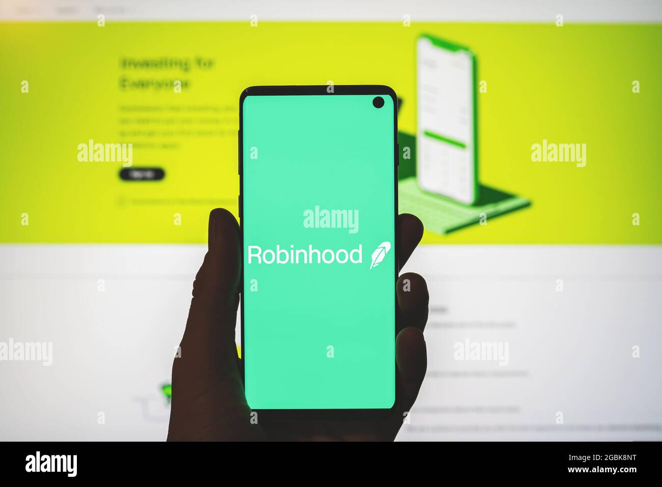Robinhoodapp-Logo auf dem Smartphone in der Hand mit verschwommenem Website-Hintergrund. American Financial Service, Plattform für Kryptowährungen. Stockfoto