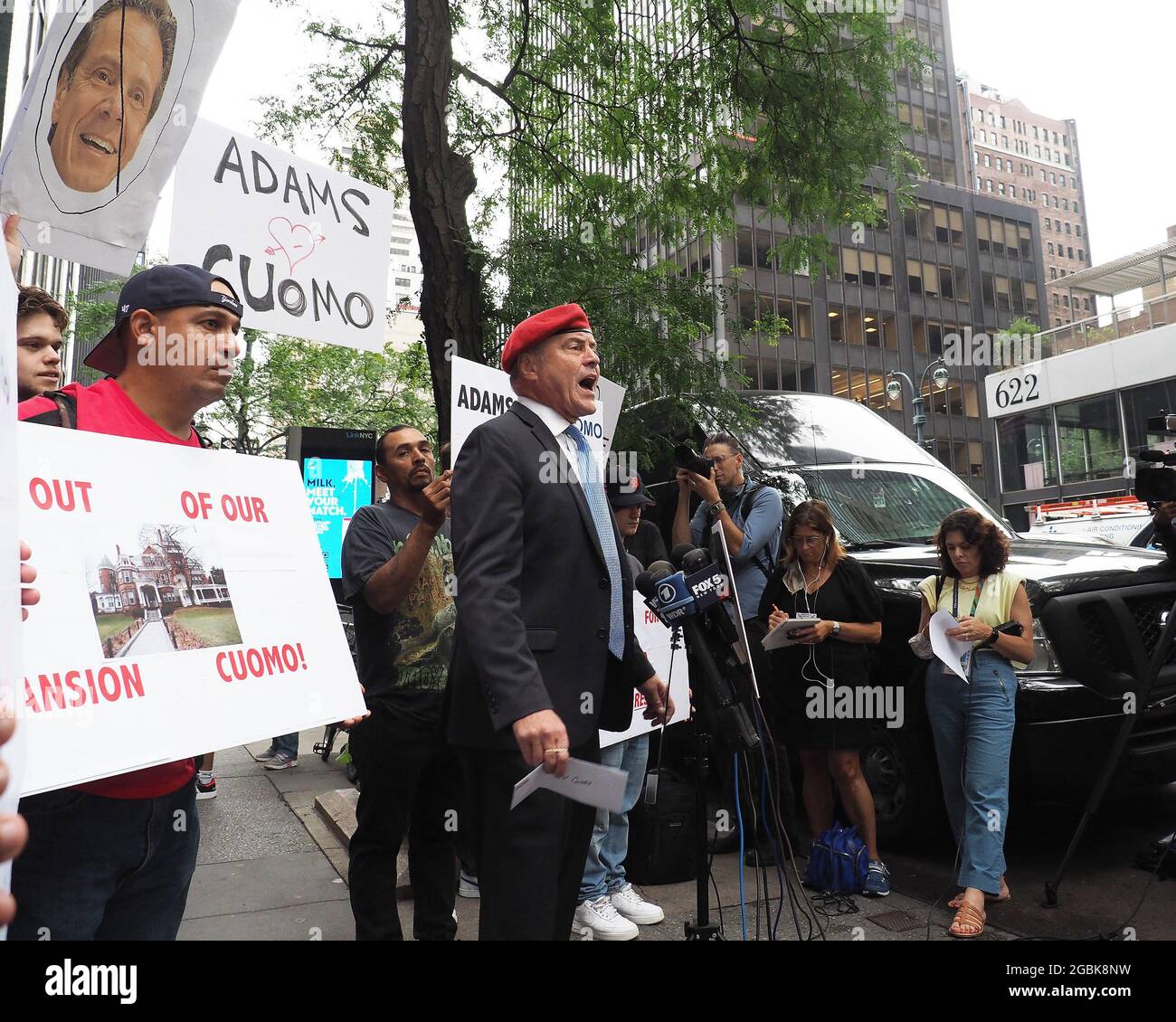 New York, New York, USA. August 2021. Curtis Sliwa, republikanischer Bürgermeisterkandidat für New York City, spricht am Mittwoch, den 4. August 2021, vor dem Büro des New Yorker Gouverneurs Andrew Cuomo in New York. Sliwa forderte GovernorÂ Andrew Cuomo auf, inmitten der reportÂ des Generalanwalts, die Vorwürfe, dass der Gouverneur Frauen sexuell belästigt hatte, abzutreten. (Bild: © Debra L. Rothenberg/ZUMA Press Wire) Stockfoto