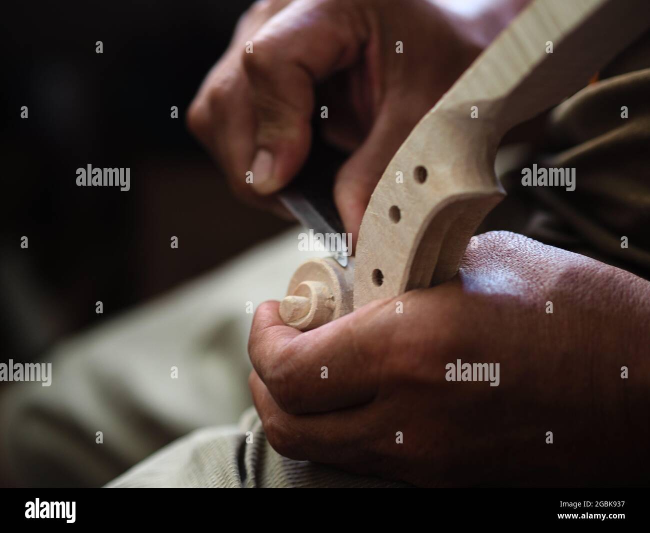 Geigenbauer scultping eine klassische Geigenkräusel Stockfoto