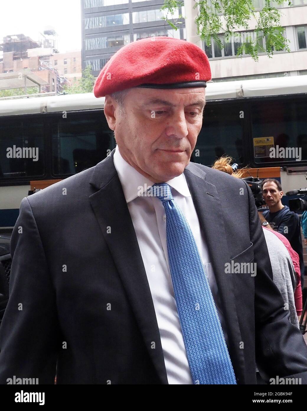 New York, New York, USA. August 2021. Curtis Sliwa, republikanischer Bürgermeisterkandidat für New York City, spricht am Mittwoch, den 4. August 2021, vor dem Büro des New Yorker Gouverneurs Andrew Cuomo in New York. Sliwa forderte GovernorÂ Andrew Cuomo auf, inmitten der reportÂ des Generalanwalts, die Vorwürfe, dass der Gouverneur Frauen sexuell belästigt hatte, abzutreten. (Bild: © Debra L. Rothenberg/ZUMA Press Wire) Stockfoto