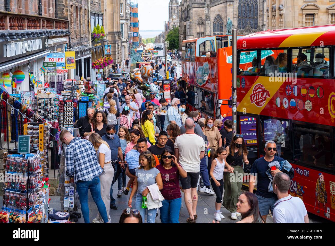 Edinburgh, Schottland, Großbritannien. August 2021. Das Stadtzentrum von Edinburgh und die Altstadt sind an diesem Nachmittag bei warmem, sonnigem Wetter sehr belebt. PIC: Die Royal Mile in Lawnmarket ist sehr voll mit Touristen, die zu Fuß oder mit Stadtbussen einkaufen und Sightseeing machen. Iain Masterton/Alamy Live Nachrichten. Stockfoto