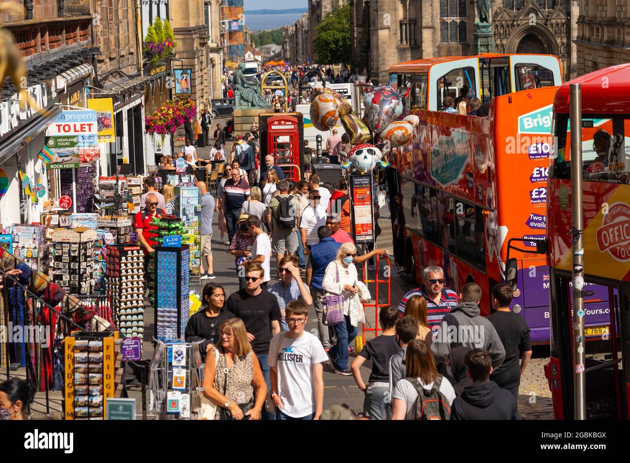 Edinburgh, Schottland, Großbritannien. August 2021. Das Stadtzentrum von Edinburgh und die Altstadt sind an diesem Nachmittag bei warmem, sonnigem Wetter sehr belebt. PIC: Die Royal Mile in Lawnmarket ist sehr voll mit Touristen, die zu Fuß oder mit Stadtbussen einkaufen und Sightseeing machen. Iain Masterton/Alamy Live Nachrichten. Stockfoto
