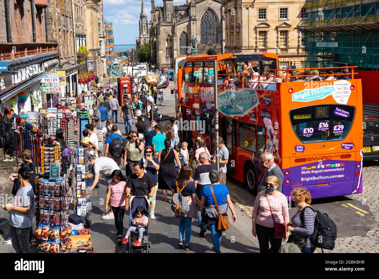 Edinburgh, Schottland, Großbritannien. August 2021. Das Stadtzentrum von Edinburgh und die Altstadt sind an diesem Nachmittag bei warmem, sonnigem Wetter sehr belebt. PIC: Die Royal Mile in Lawnmarket ist sehr voll mit Touristen, die zu Fuß oder mit Stadtbussen einkaufen und Sightseeing machen. Iain Masterton/Alamy Live Nachrichten. Stockfoto