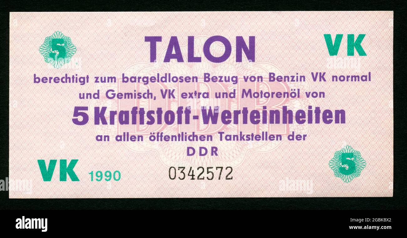 Europa, Deutschland, DDR , Talon - 5 Kraftstoff-Werteinheiten zum bargeldlosen Bezug von Benzin , herausgegeben 1990 , Größe: 10,6 cm x 5,6 cm , Rechte werden nicht vertreten . / Europa, Deutschland, DDR, Talon - 5 Benzineinheiten zum Erwerb von bargeldlosem Benzin, veröffentlicht 1990, Größe: 10,6 cm x 5,6 cm, es gibt keine Rechte. Stockfoto