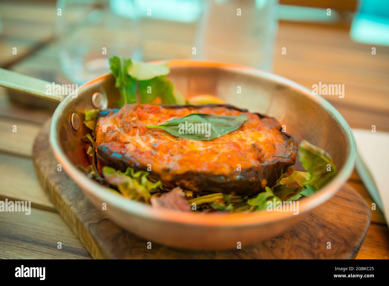 Auberginen in einer schönen Präsentationsplatte mit geschmolzenem Käse und b gekocht Stockfoto