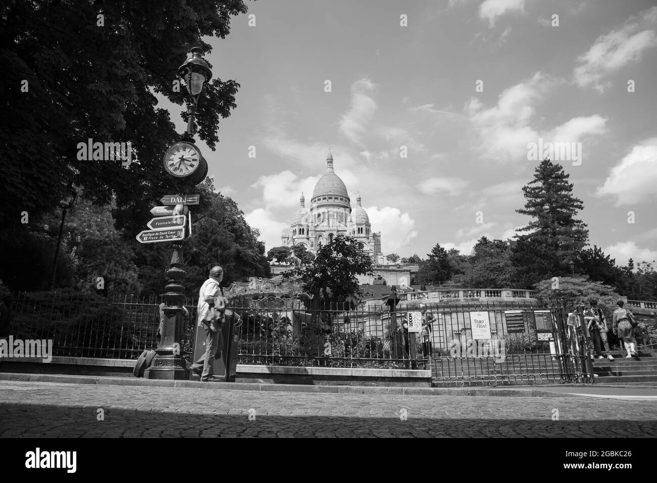 PARIS, FRANKREICH - 03. Aug 2021: Berühmte Basilika Sacre-Coeur von Montmartre aus gesehen, an EINEM sonnigen Tag in Paris. Vintage-Fotografie in Schwarz-Weiß Stockfoto