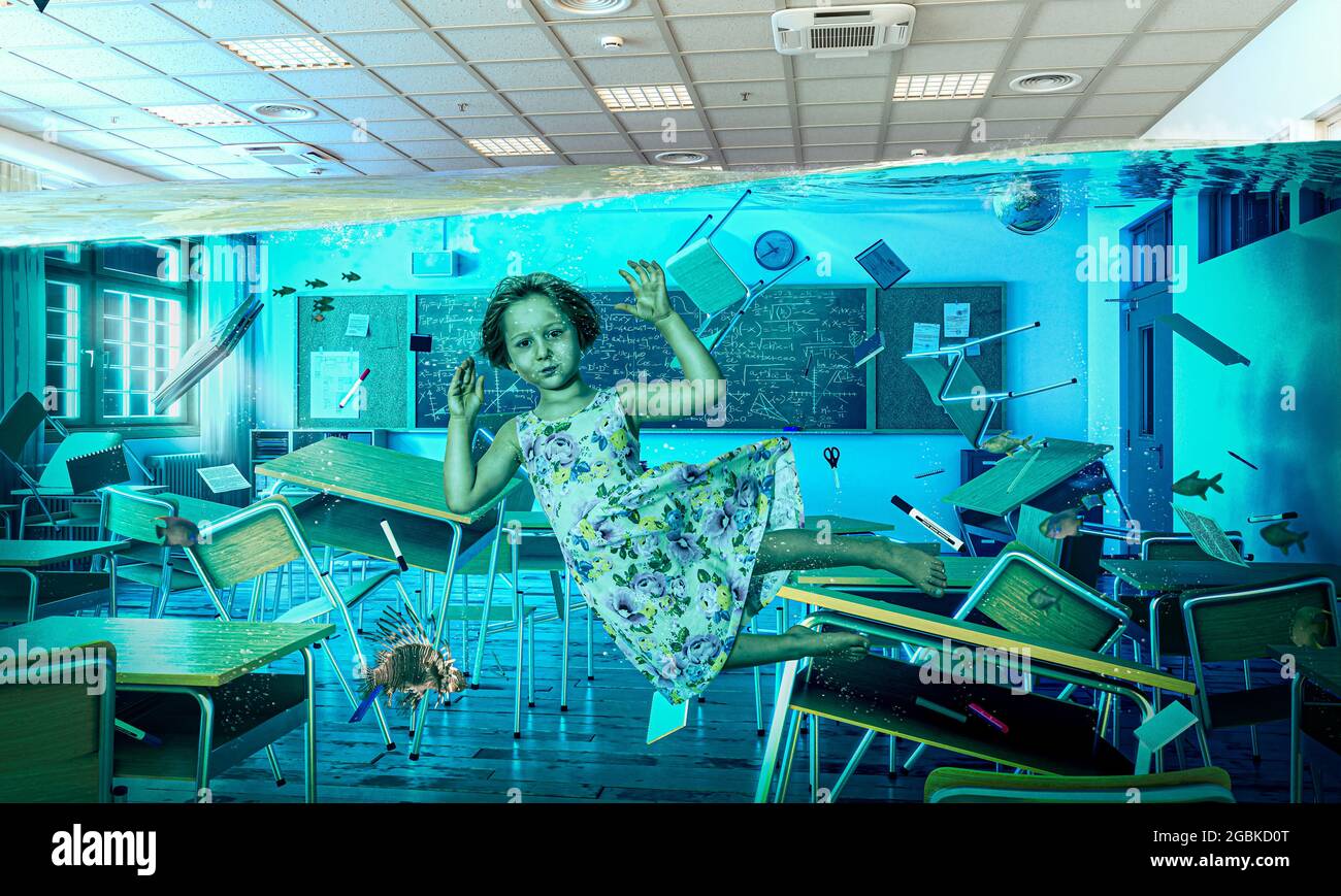 Kleines Mädchen schwimmt unter Wasser in einem überfluteten Klassenzimmer. Konzept der Schwierigkeit in der Bildung. Stockfoto
