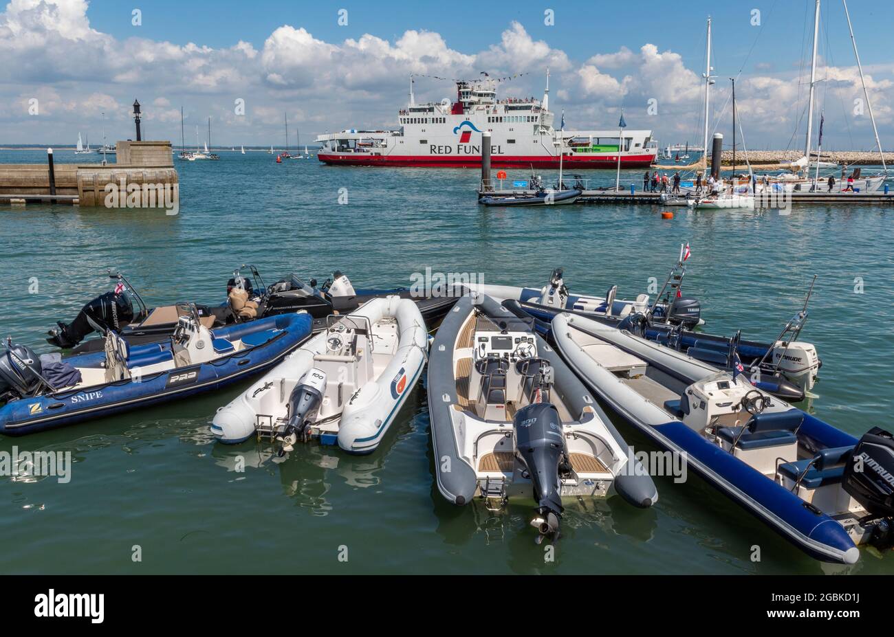 Starre aufblasbare Boote, cowes Week, Insel der wight, Yacht- und Segelregatta, Freizeit-Bpoats, Freizeit-Bootfahren, Insel der wight Fähre, Autofähre, Stockfoto