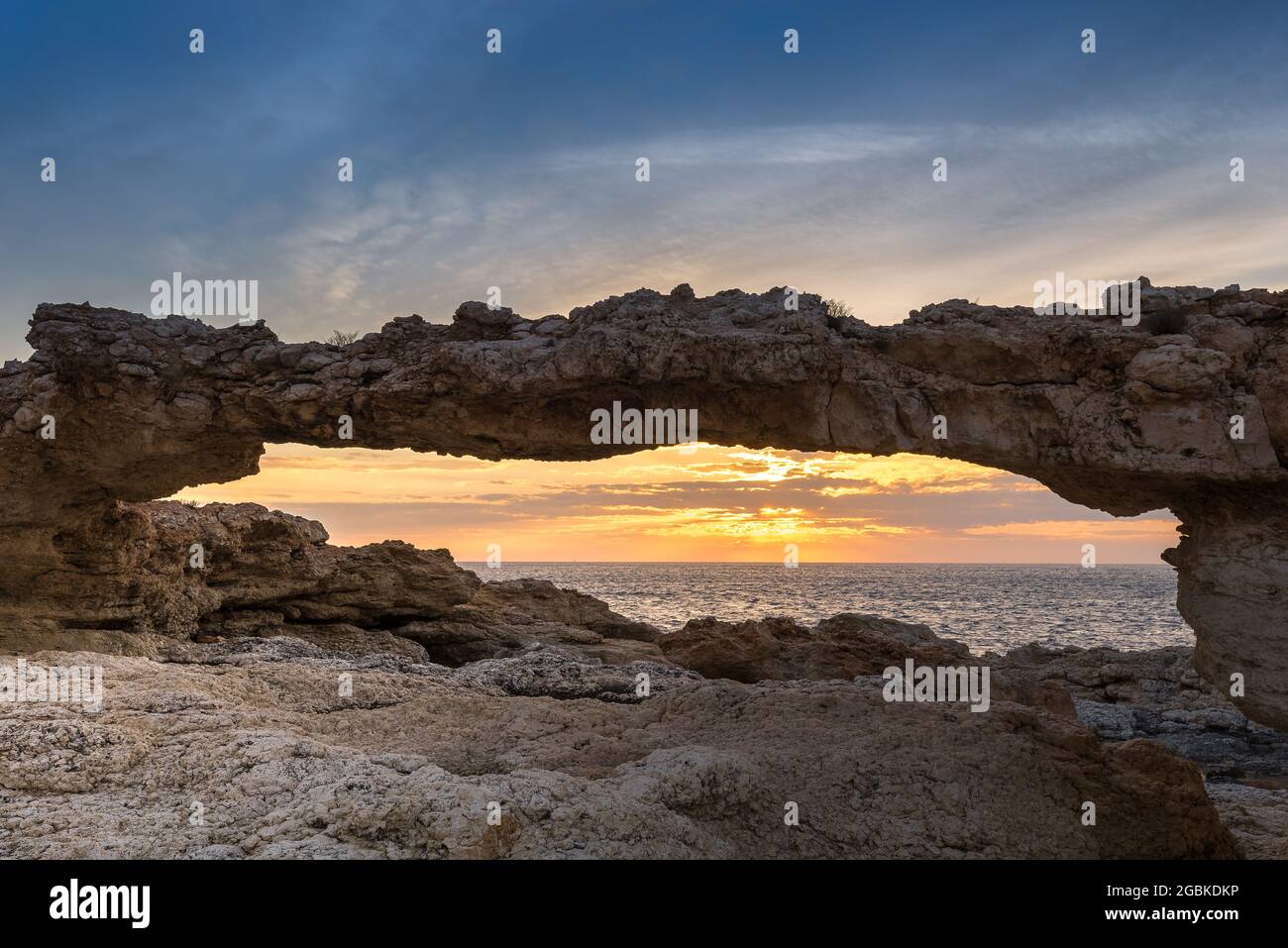 Natürlicher Bogen von Portinatx bei Sonnenuntergang, Ibiza, Spanien Stockfoto