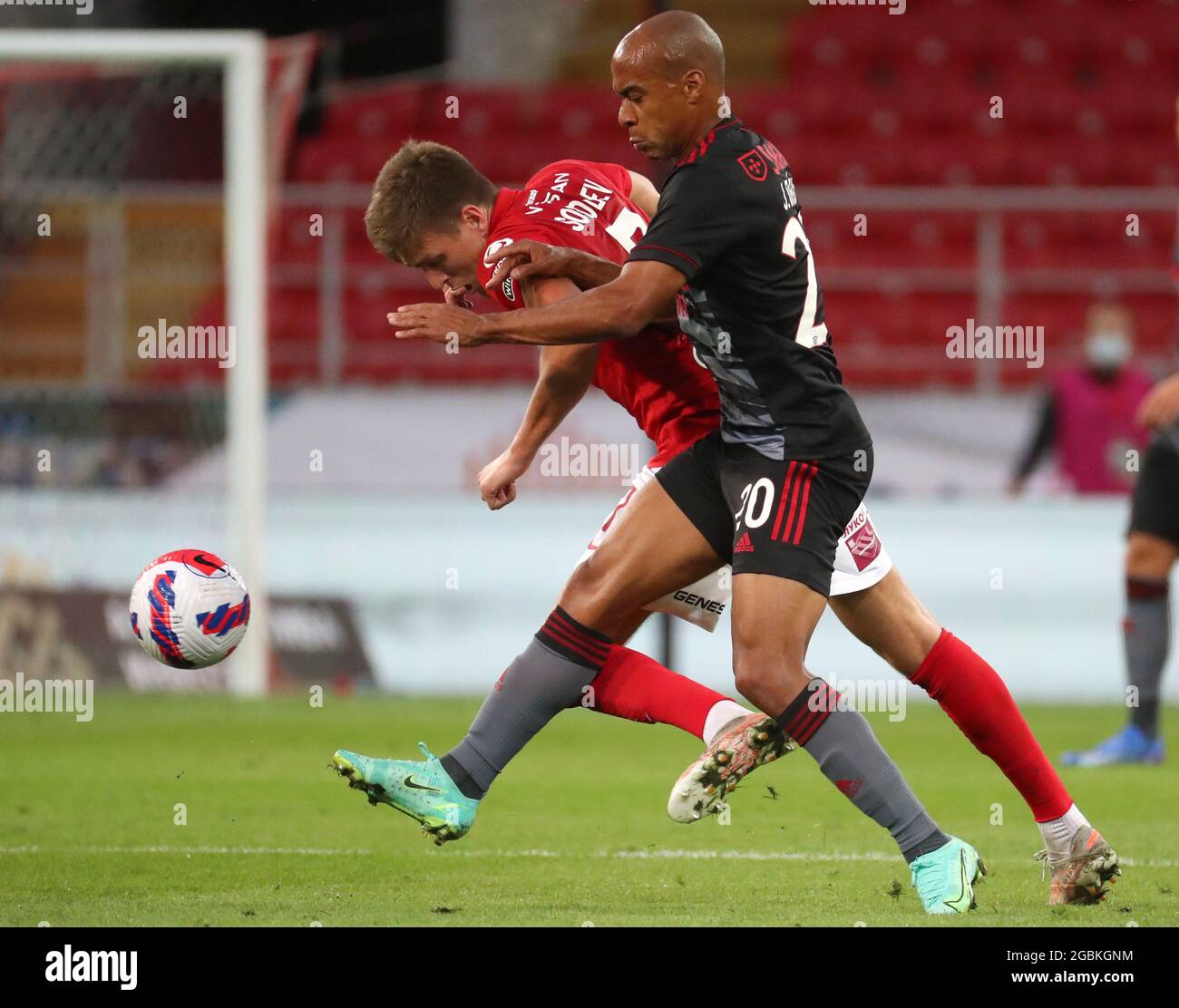 Moskau Russland August 2021 Alexander Sobolev L Von Spartak Moskau Und Joao Mario Von Benfica Kampfen 2021 22 In Ihrem Dritten Qualifikationslauf Der Uefa Champions League In Der Otkritie Arena Um Den Ball