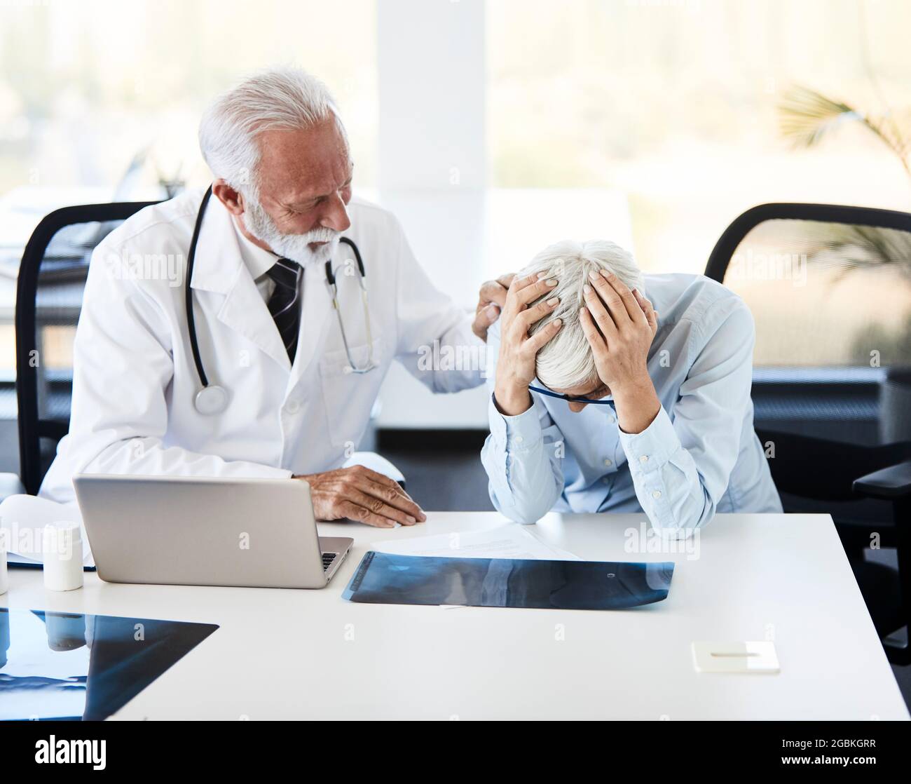 Arzt Patient Arzt Frau Depression Krankenhaus Pflege Senior Psychiater Medizin Gesundheitswesen Kopfschmerzen traurig Stockfoto