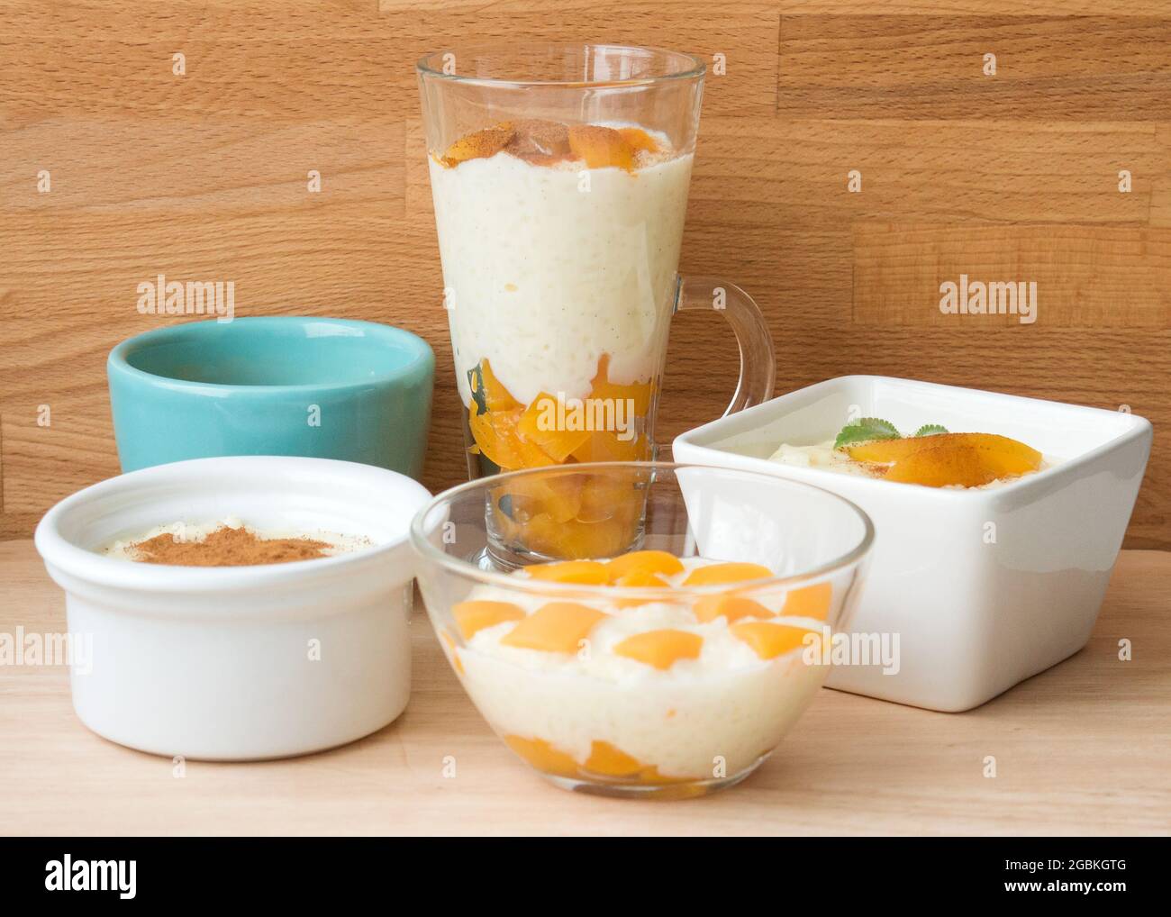 Reispudding in Schüsseln. Dessert wird in verschiedene Gerichte gegossen. Stockfoto