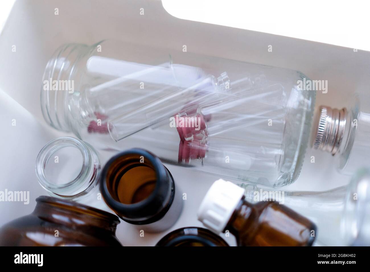 Kleine Glasgläser. Transparente und braune Blasen. Stockfoto