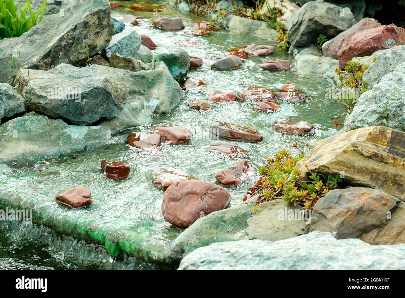 Knstlicher Bach mit Wasser und Steinen im Erholungsgebiet. Niemand  Stockfotografie - Alamy