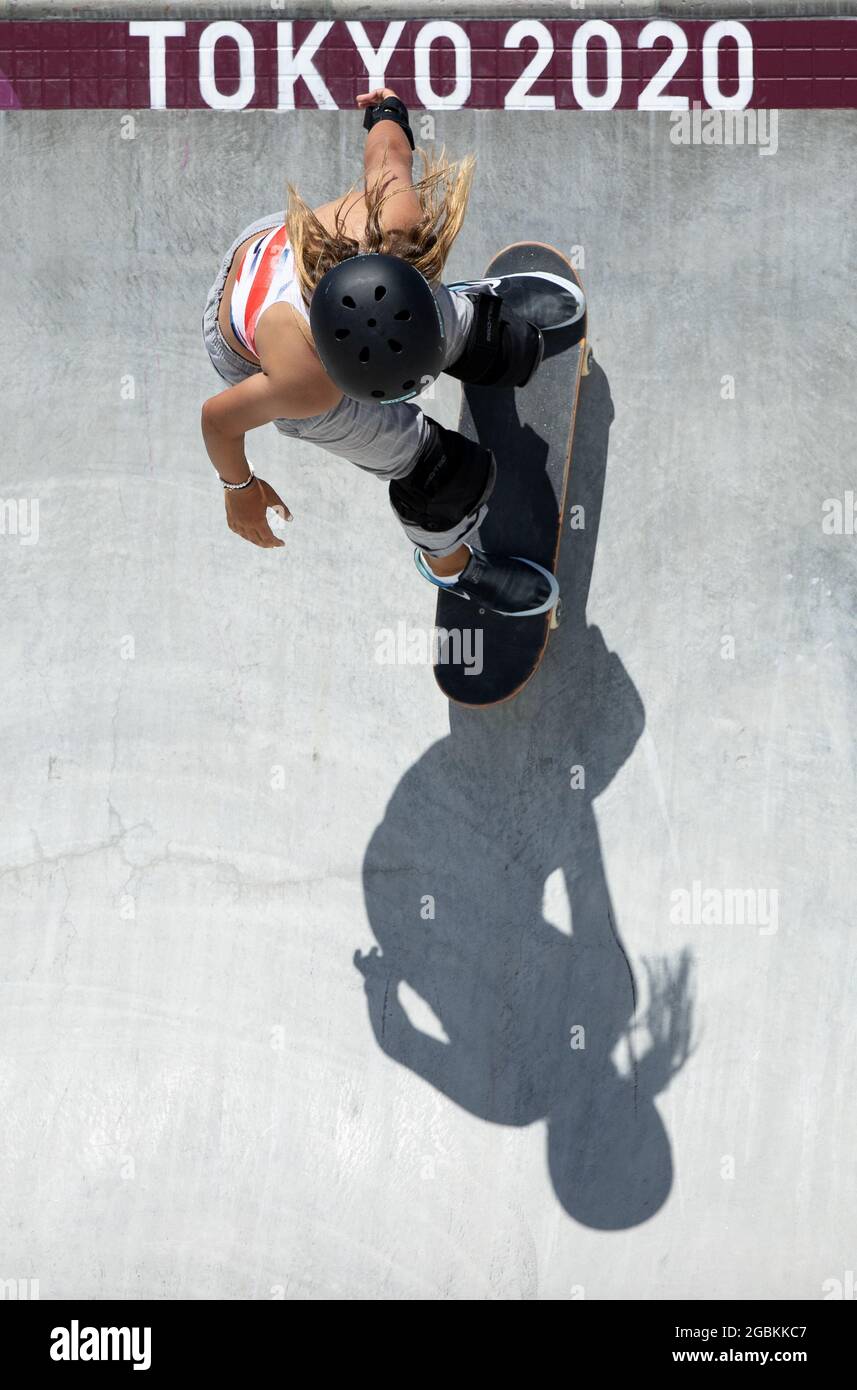 Tokio, Kanto, Japan. August 2021. Die 13-fache Skateboarderin aus Großbritannien, SKYBROWN, hat im Rahmen der Olympischen Sommerspiele 2020 in Tokio im Women's Park Skateboarding-Finale im Ariake Urban Sports Park Schlittschuhe ausgetragen. Nach einem Sturz durch einen Skateboard-Unfall im Juni 2020 erlitt Brown Schädelfrakturen und brach ihr linkes Handgelenk und ihre Hand. Brown gewann die Bronzemedaille bei den Olympischen Spielen 2020. (Bild: © Paul Kitagaki Jr./ZUMA Press Wire) Stockfoto