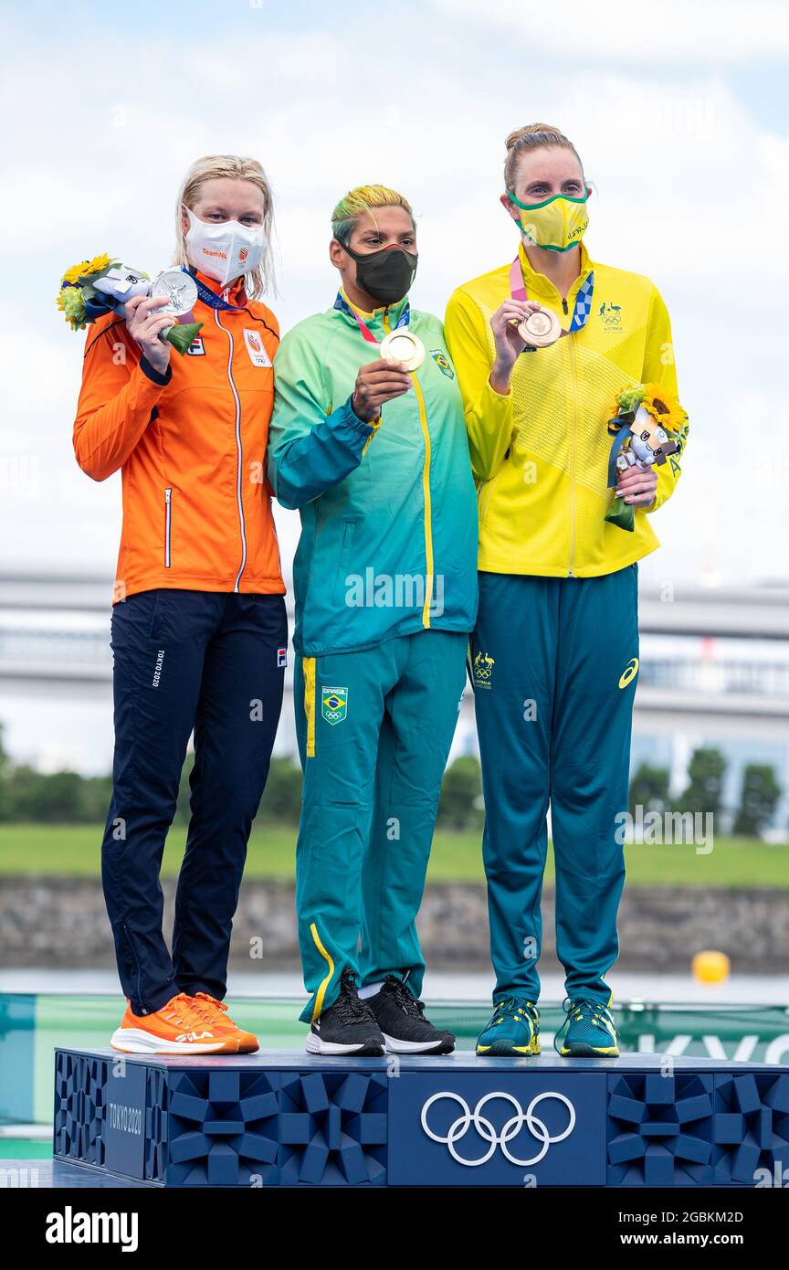 TOKIO, JAPAN - 4. AUGUST: Van ROUWENDAAL Sharon aus den Niederlanden, Silber, CUNHA Ana Marcela aus Brasilien, Gold, LEE Kareena aus Australien, Bronze zeigen die Medaillen nach dem Marathon-SCHWIMMEN - 10 KM FRAUEN bei den Olympischen Spielen 2020 in Tokio im Odaiba Marine Park am 4. August, 2021 in Tokio, Japan (Foto: Giorgio Scala / Deepbluemedia / Insidefoto/Orange Picturs) Stockfoto