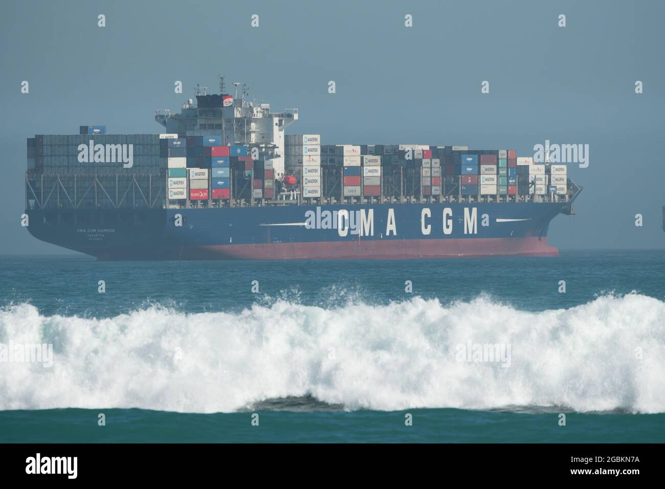 Containerschiff vor Anker in Table Bay, Kapstadt, Südafrika Konzept Schifffahrt Industrie und Handel und Export Stockfoto