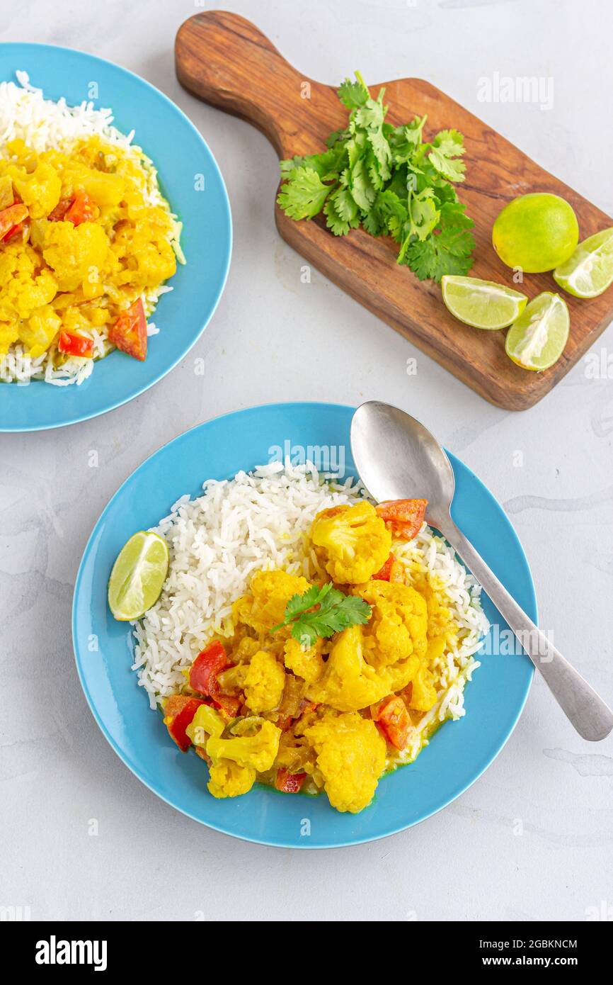 Thai Gelbe Blumenkohl Curry garniert mit Zitrone und Cilantro Top Down Vertical Photo Stockfoto