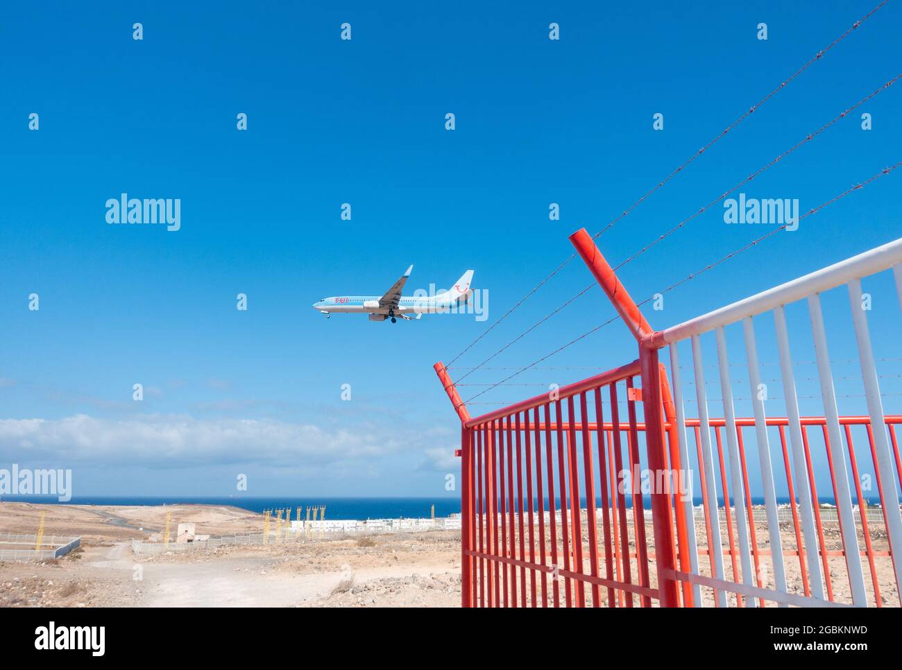 Gran Canaria, Kanarische Inseln, Spanien. August 2021. TUI-Flug landet am Flughafen von Gran Canaria. Die Kanarischen Inseln haben seit der Aufhebung der britischen Reisebeschränkungen am 19. Juli einen großen Zustrom von Touristen aus dem Vereinigten Königreich erlebt. Quelle: Alan Dawson/Alamy Live News. Stockfoto