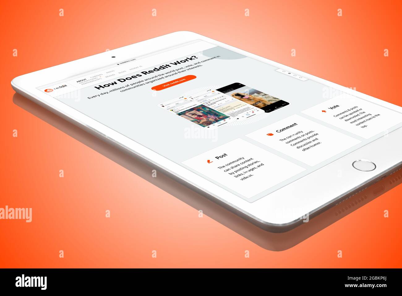 Reddit Website auf weißem Apple iPad Mini Digital Tablet PC, isoliert auf orange-rotem Hintergrund. Reddit ist eine Zusammenfassung sozialer Nachrichten. Stockfoto