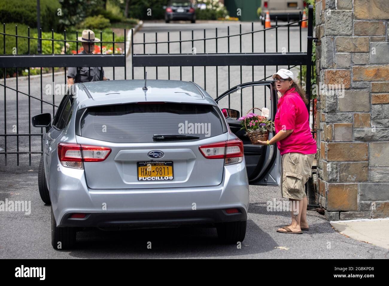 Maria Dziamba liefert Blumen an den Gouverneur des Bundesstaates New York  Andrew Cuomo zur Unterstützung, außerhalb des Herrenhauses des Gouverneurs,  nachdem die Ermittlungen des Generalanwalts festgestellt haben, dass er  mehrere Frauen sexuell