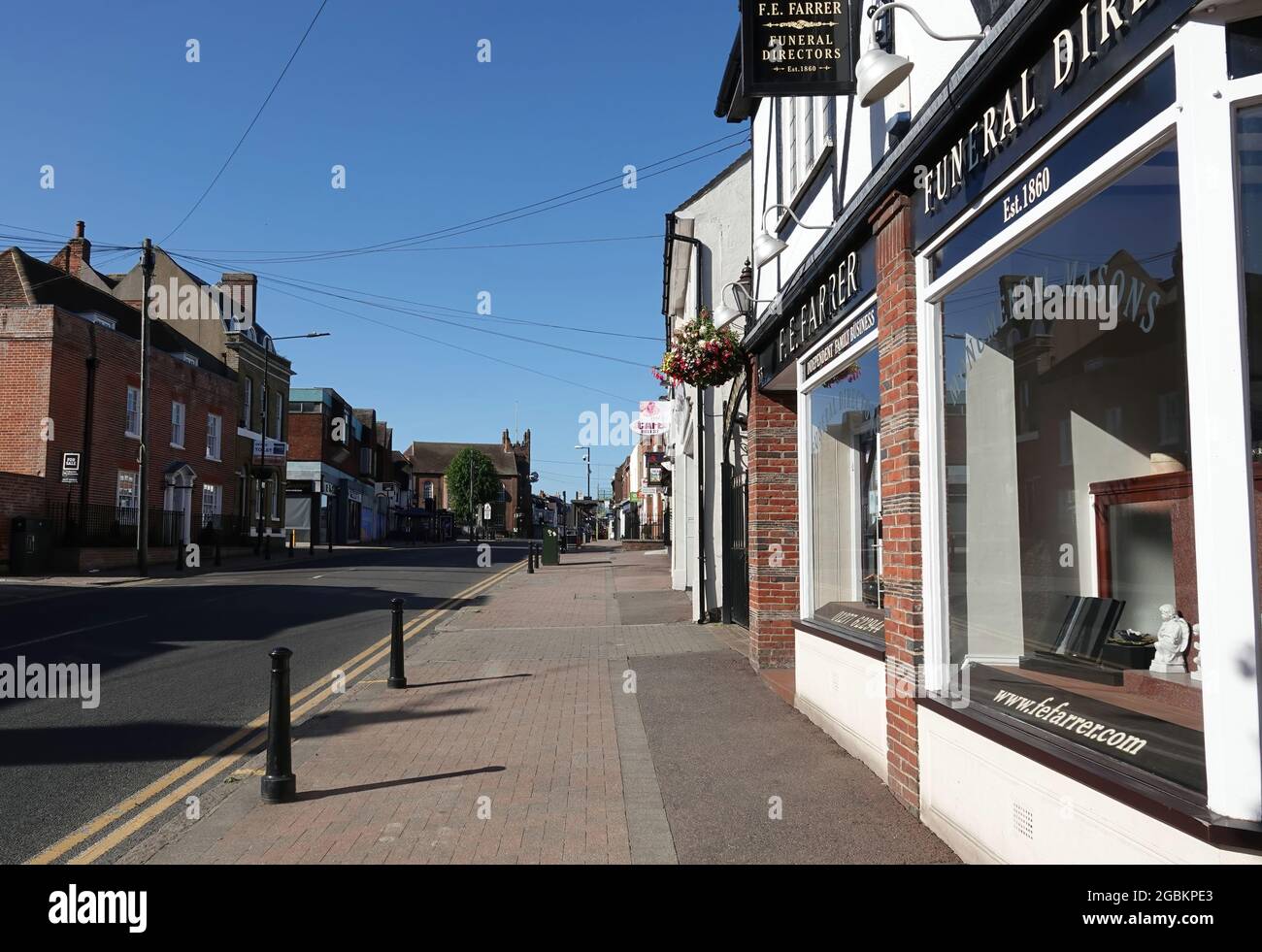 BILLERICAY, GROSSBRITANNIEN - 13. Jun 2021: Ein Blick auf die High Street in Billericay, Essex ohne Menschen Stockfoto