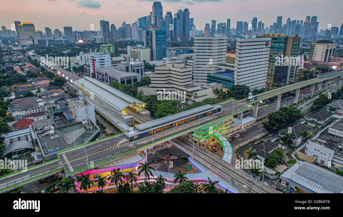 Luftaufnahme der artikulierten Stadtbusse, die am Busbahnhof in der Nähe des Hauptbahnhofs MRT-Linie bei Kebayoran Baru ankommen und abfahren. Jakarta, Indonesien, Ag Stockfoto